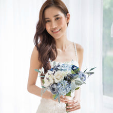 โหลดรูปภาพลงในเครื่องมือใช้ดูของ Gallery ช่อเจ้าสาวดอกไม้ประดิษฐ์ Medium Bridal Bouquet - Prince Charming
